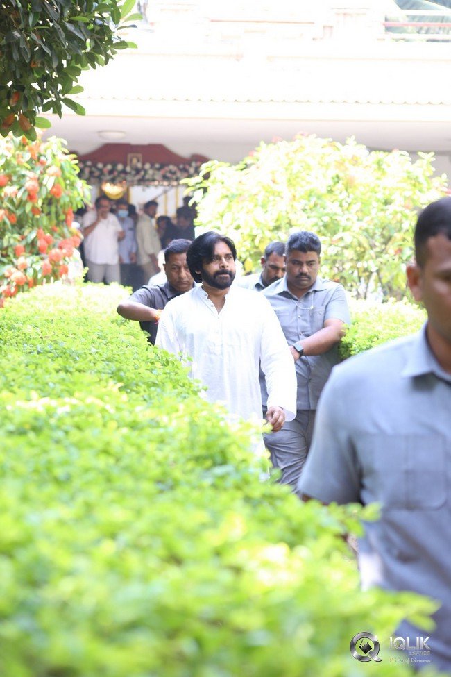 Celebrities-pay-homage-to-superstar-Krishna